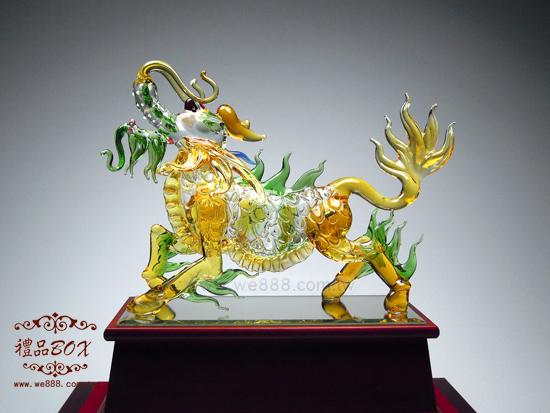 麒麟献瑞橱窗艺品 精致工艺与祥瑞文化的艺术结晶